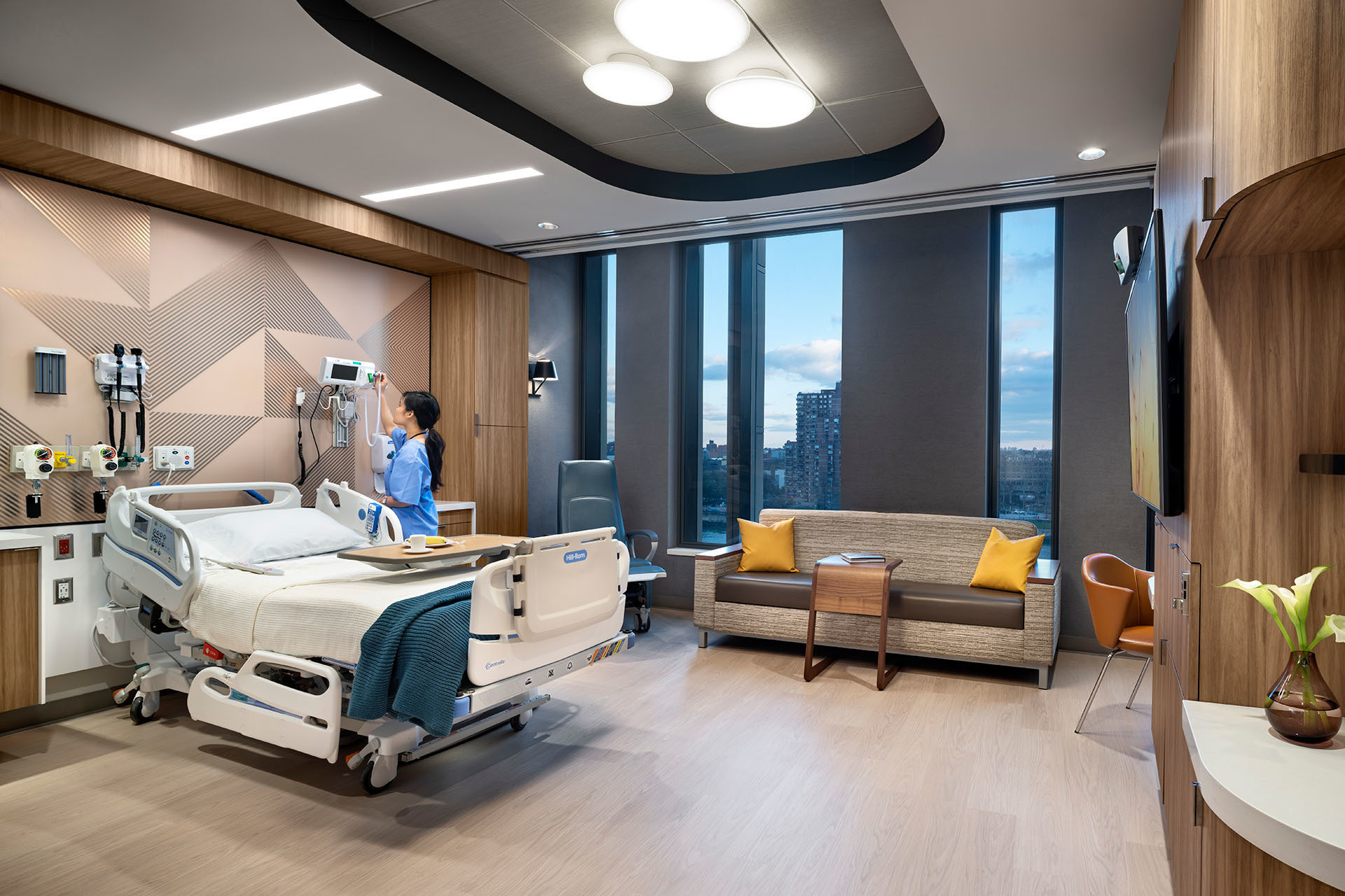 MSK-Koch-Center-for-Cancer-Care_Int-Inpatient-Room-1-w-People_Copyright-Chris-Cooper